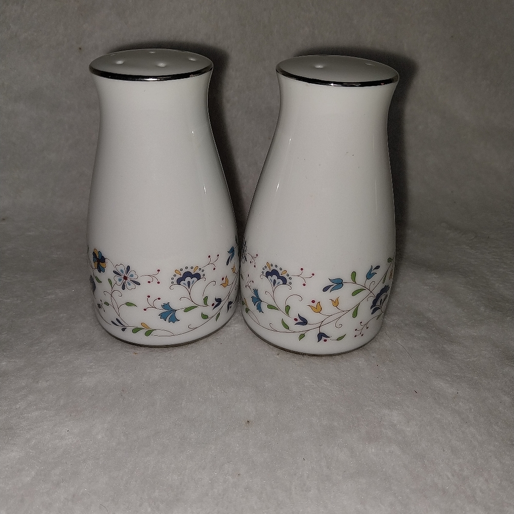 Nerotaki salt and pepper shakers